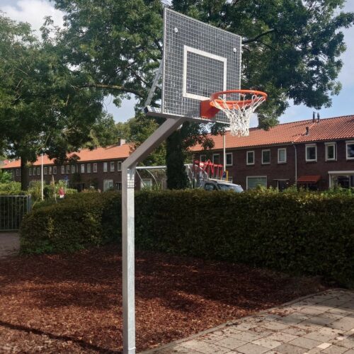 De duurzame en weersbestendige basketbalpaal Classic is ideaal voor gebruik op schoolpleinen en recreatieve speelvelden waar kwaliteit en prijs samenkomen.